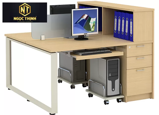 Mẫu bàn làm việc nhóm đơn giản tiện lợi có ké sách và giá đỡ máy tính được sản xuất tại Nội Thất Ngọc Thịnh